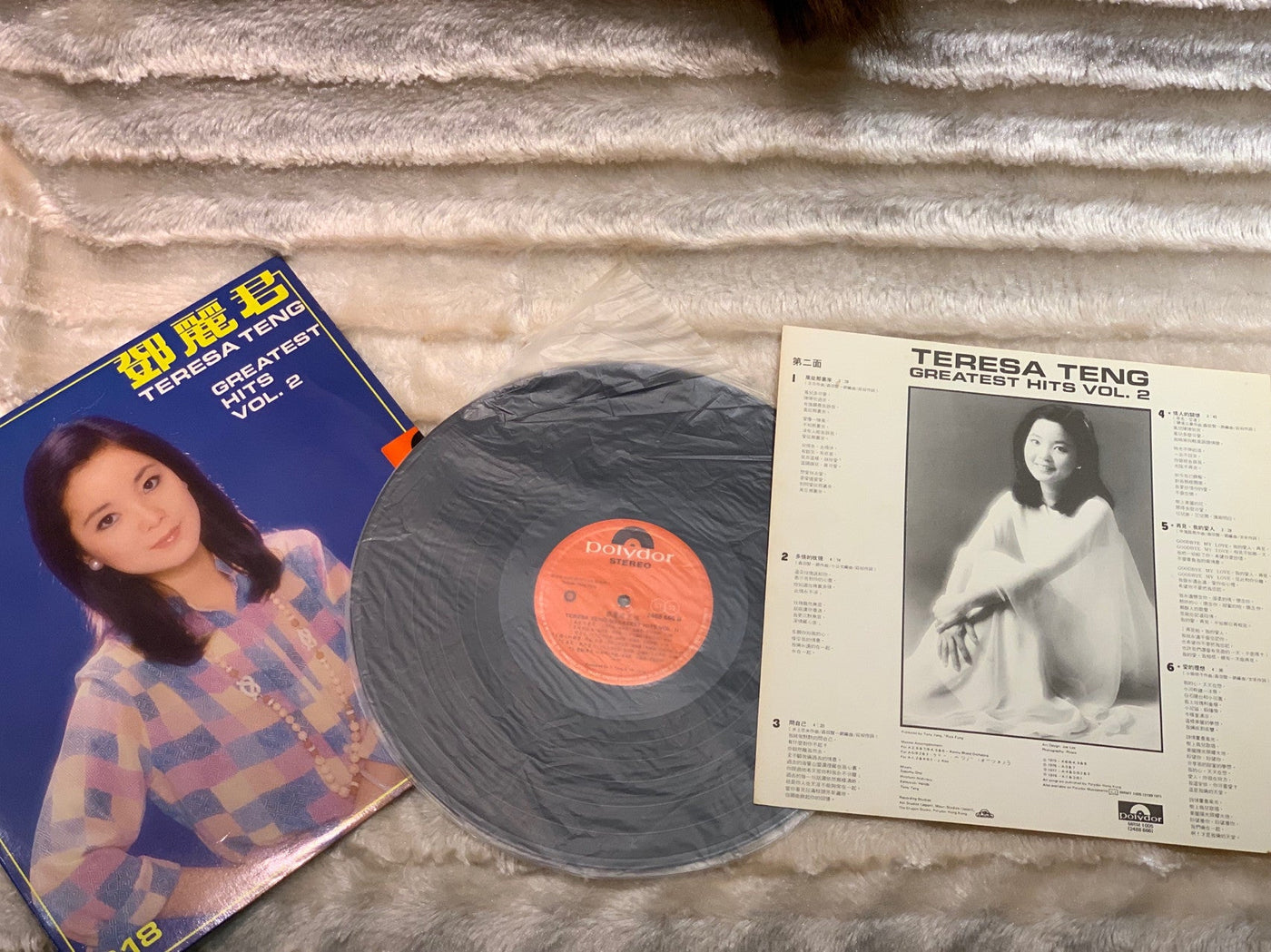 [9Box Music Log] Echoes of an Era: Uncle Hua's 1980 s Collection,Bringing Vinyl article image - 9Box Music